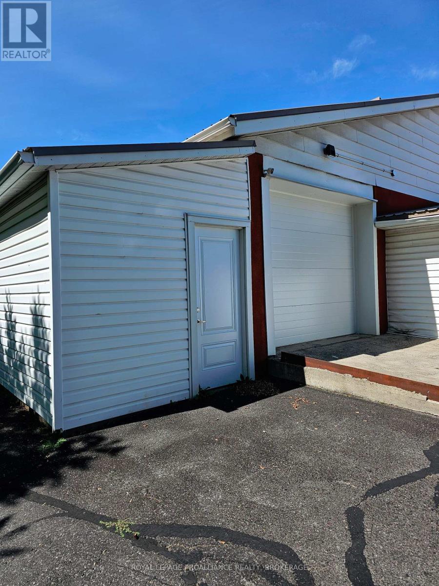 666 Collins Bay Road, Kingston, Ontario K7M 7E9 - Photo 17 - X12375565