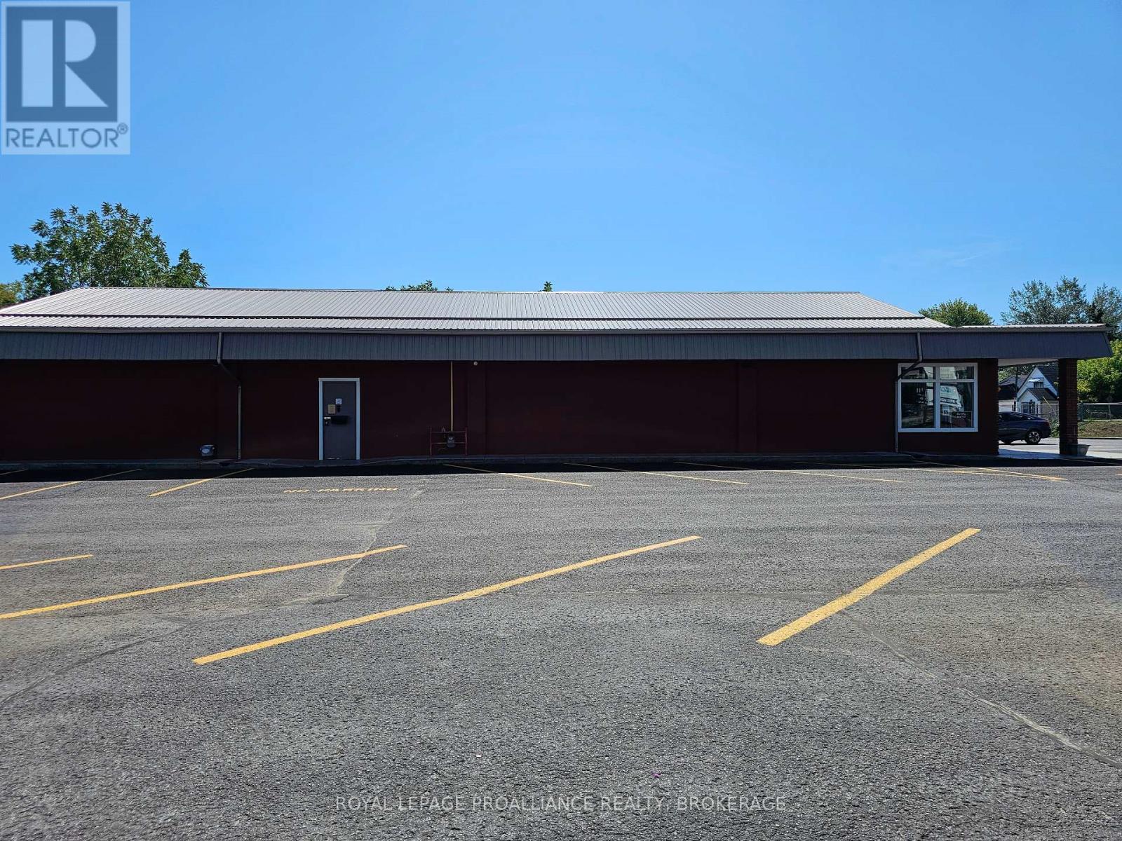 666 Collins Bay Road, Kingston, Ontario K7M 7E9 - Photo 4 - X12375565