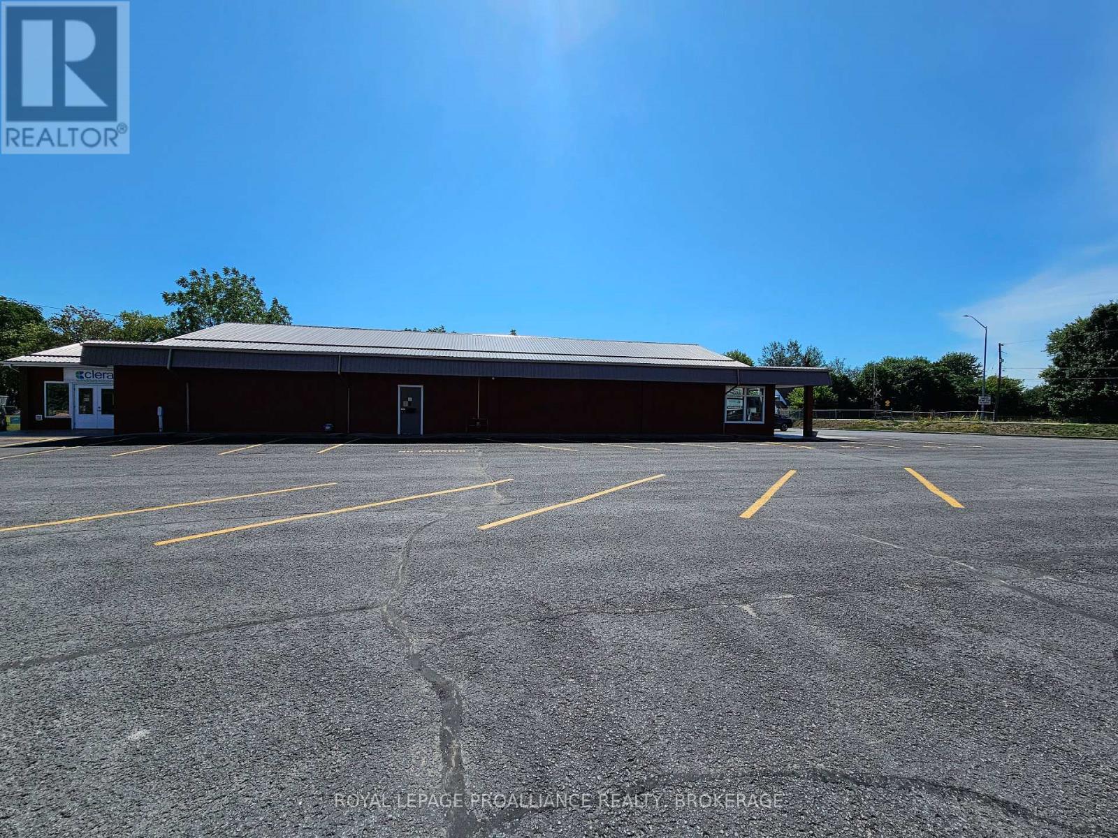 666 Collins Bay Road, Kingston, Ontario K7M 7E9 - Photo 5 - X12375565