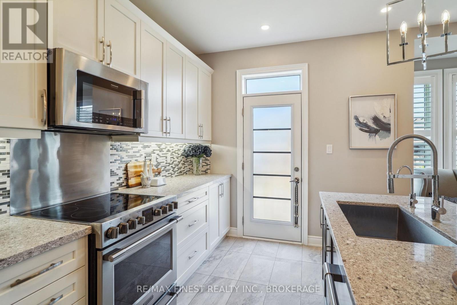 171 Frederick Pearson Street, East Gwillimbury, Ontario  L9N 0Y8 - Photo 13 - N12383372