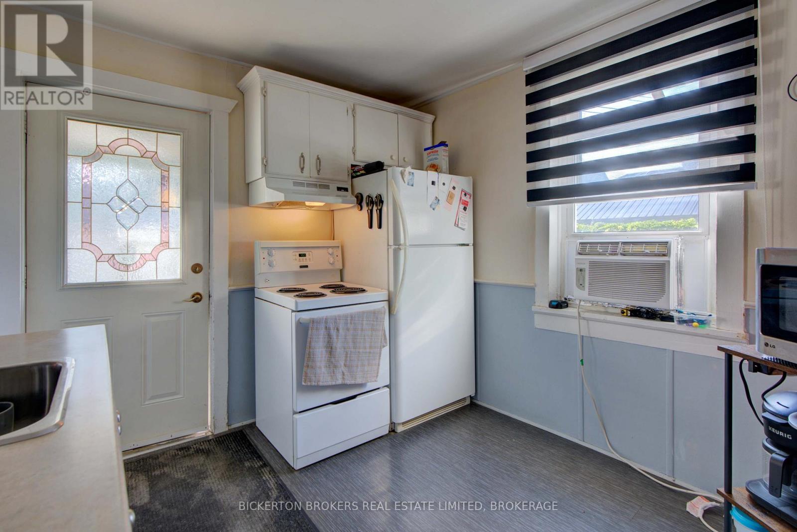 212-214 Garden Street, Gananoque, Ontario K7G 1J2 - Photo 12 - X12392049