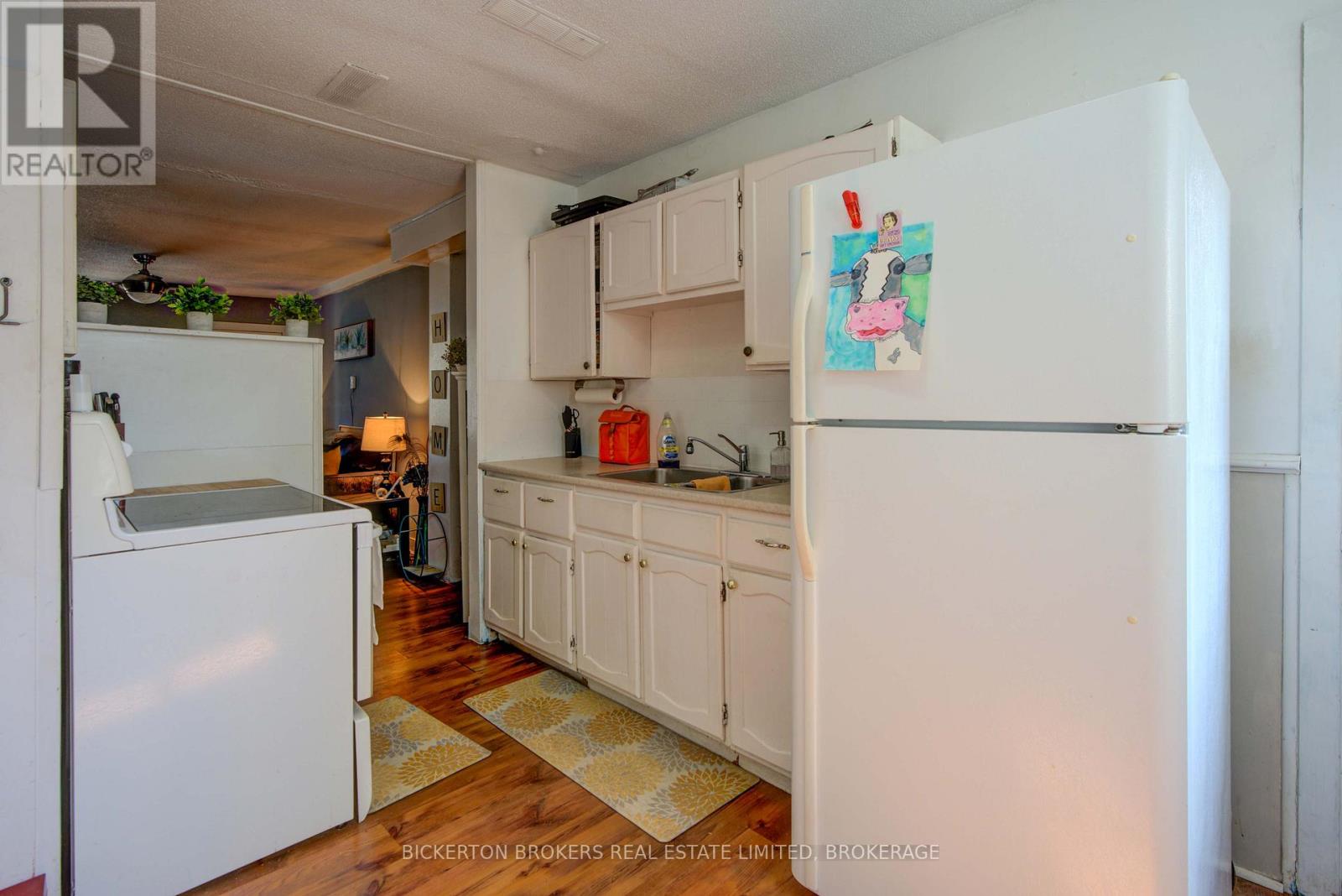 212-214 Garden Street, Gananoque, Ontario K7G 1J2 - Photo 9 - X12392049