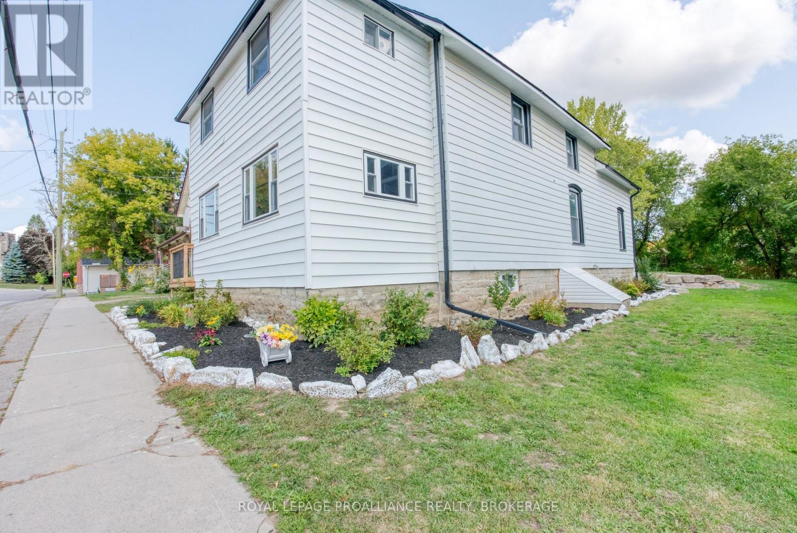 13 Kingston Street, Rideau Lakes, Ontario K0G 1E0 - Photo 5 - X12400104