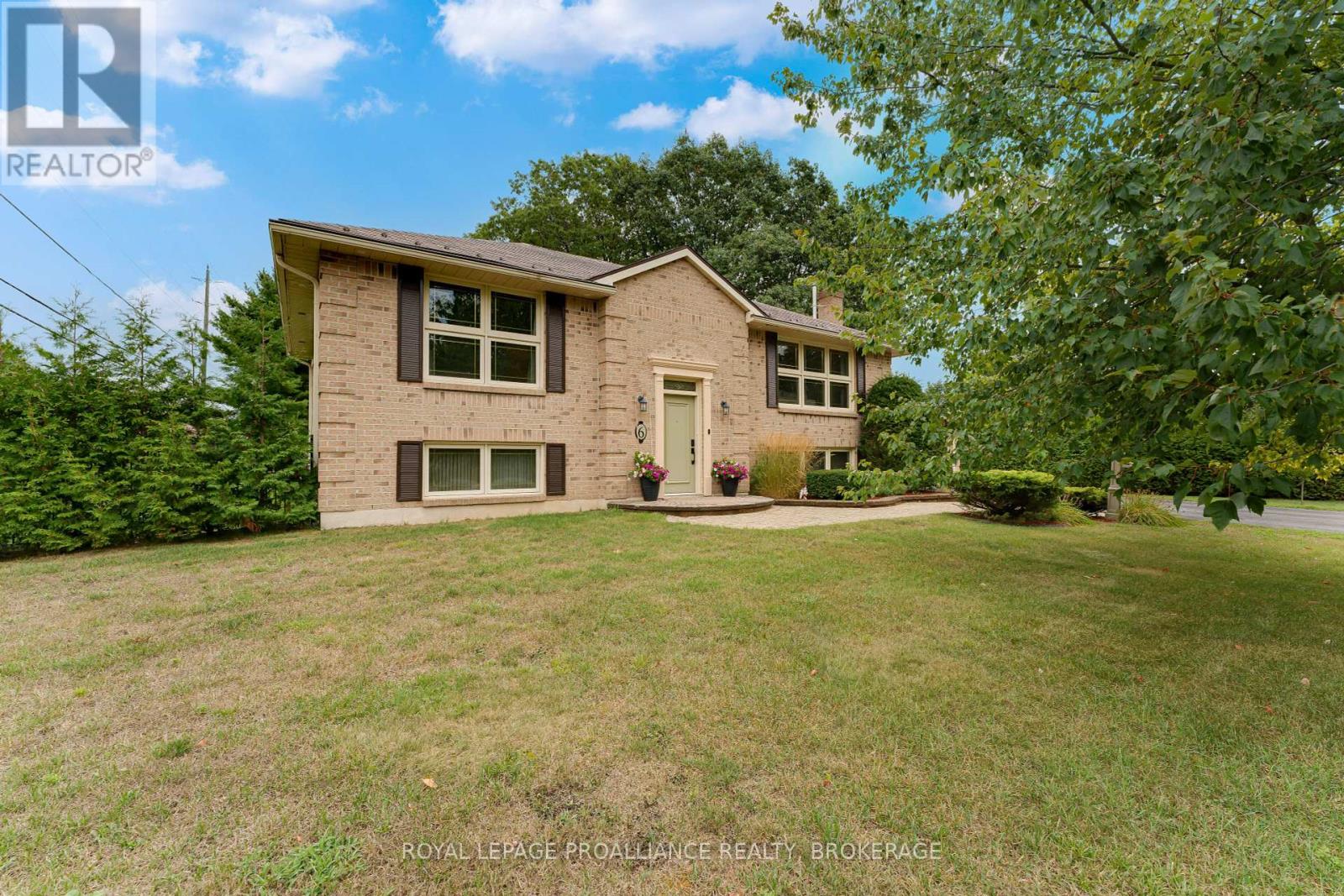 6 Faircrest Boulevard, Kingston, Ontario K7L 4V1 - Photo 2 - X12411403