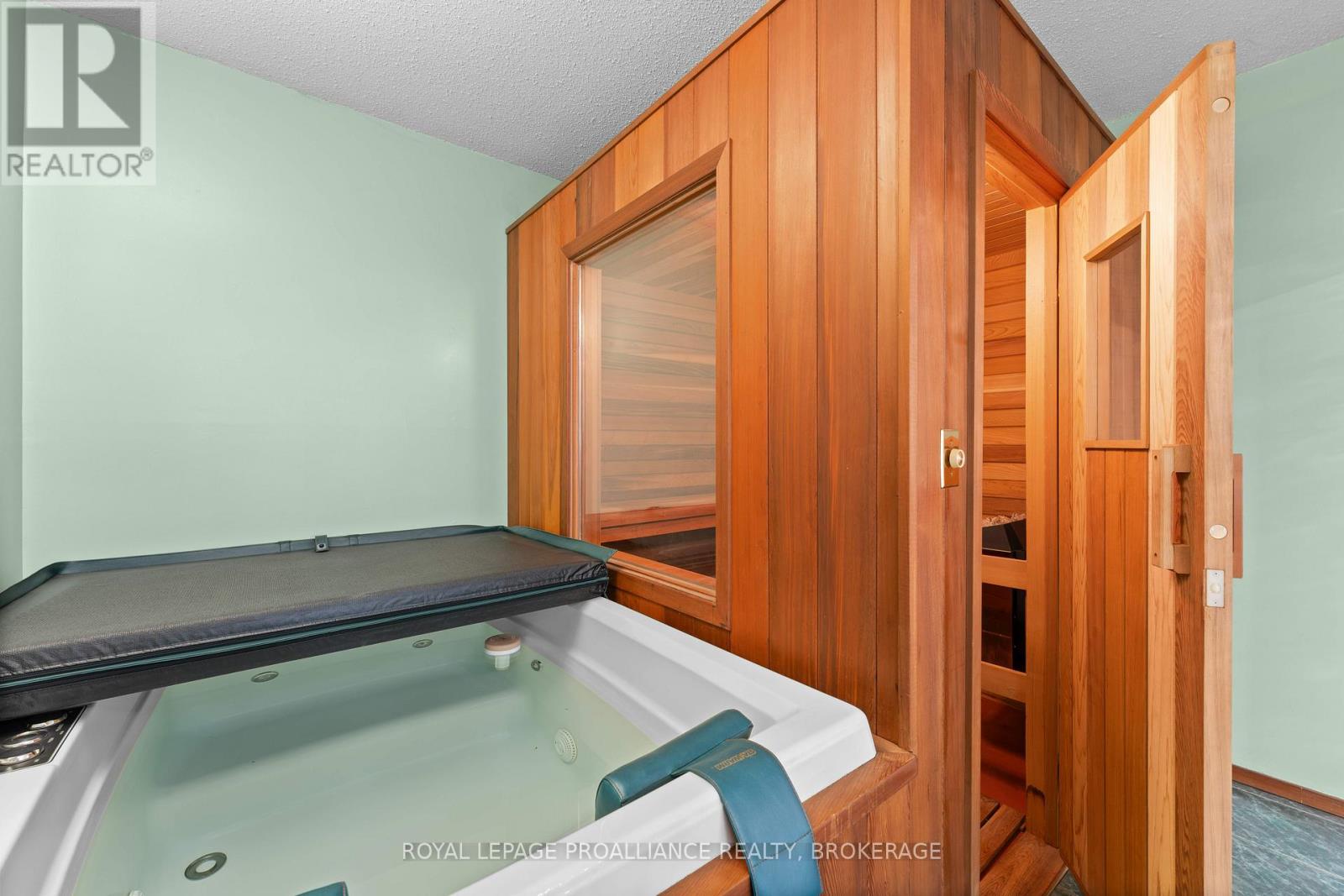 6 Faircrest Boulevard, Kingston, Ontario K7L 4V1 - Photo 28 - X12411403