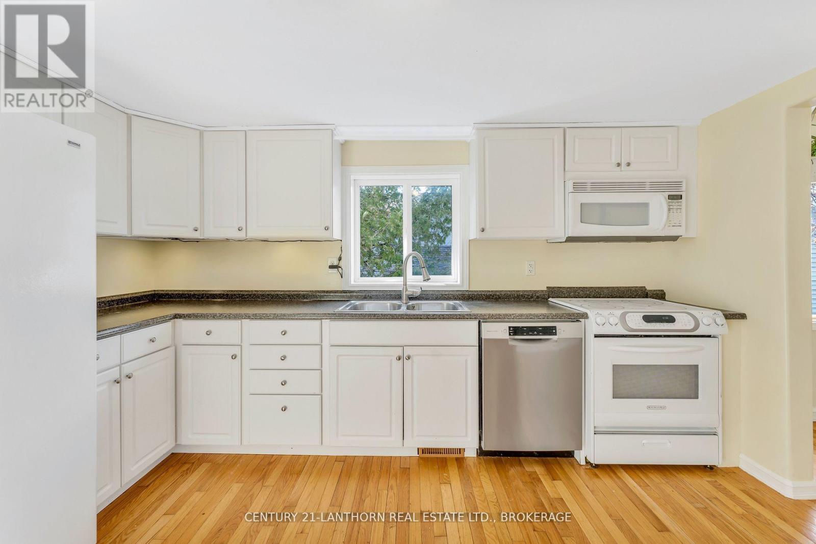 77 Portsmouth Avenue, Kingston, Ontario K7M 1V4 - Photo 8 - X12413401