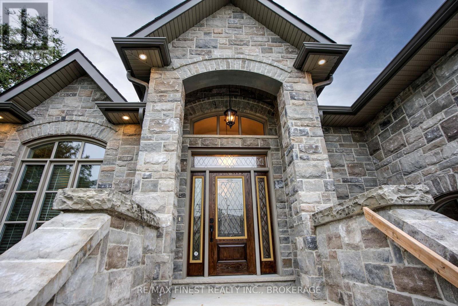 43 Crerar Boulevard, Kingston, Ontario K7M 3P7 - Photo 5 - X12422044