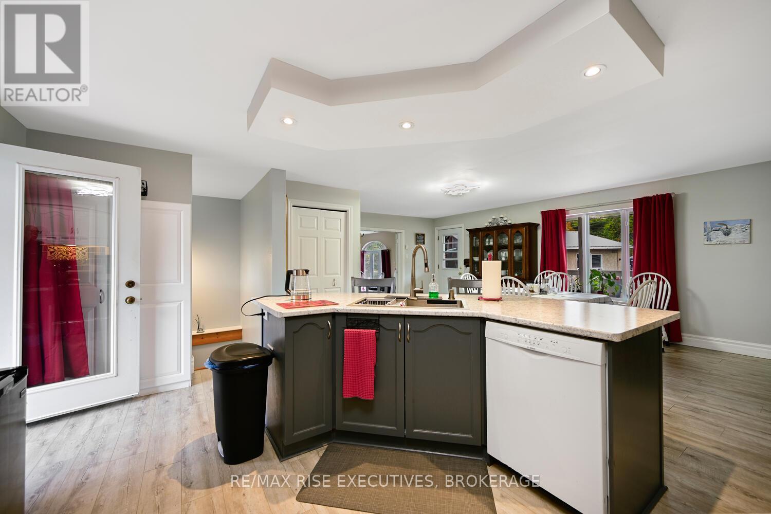 25 Park Street, Leeds And The Thousand Islands, Ontario K0E 1N0 - Photo 11 - X12432062