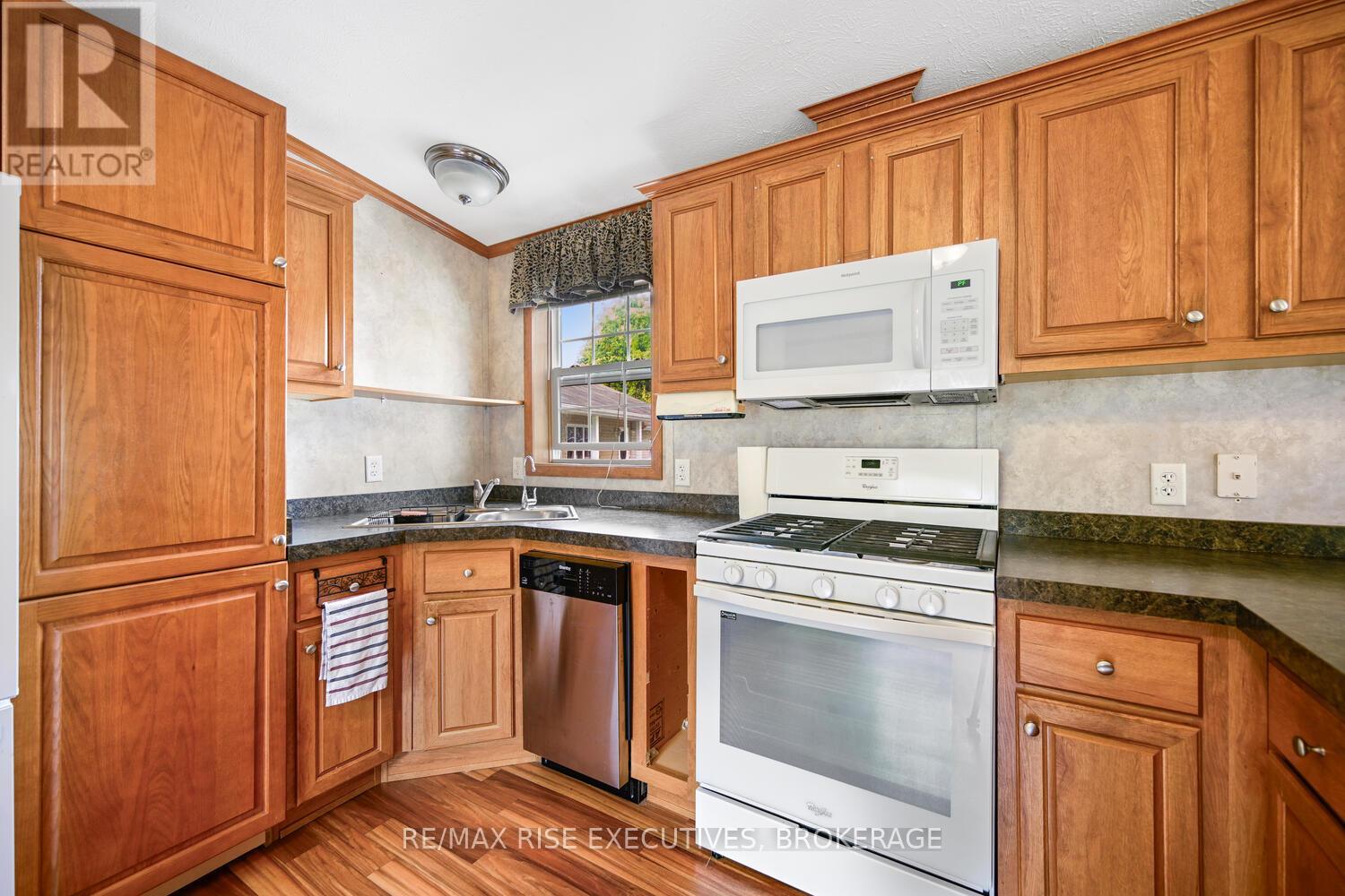 25 Park Street, Leeds And The Thousand Islands, Ontario K0E 1N0 - Photo 36 - X12432062