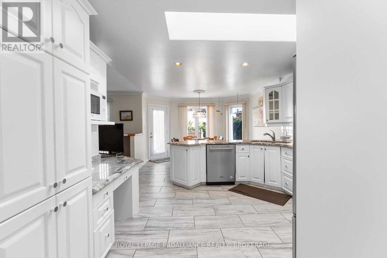 377 Briarwood Drive, Kingston, Ontario  K7M 7V2 - Photo 12 - X12435266