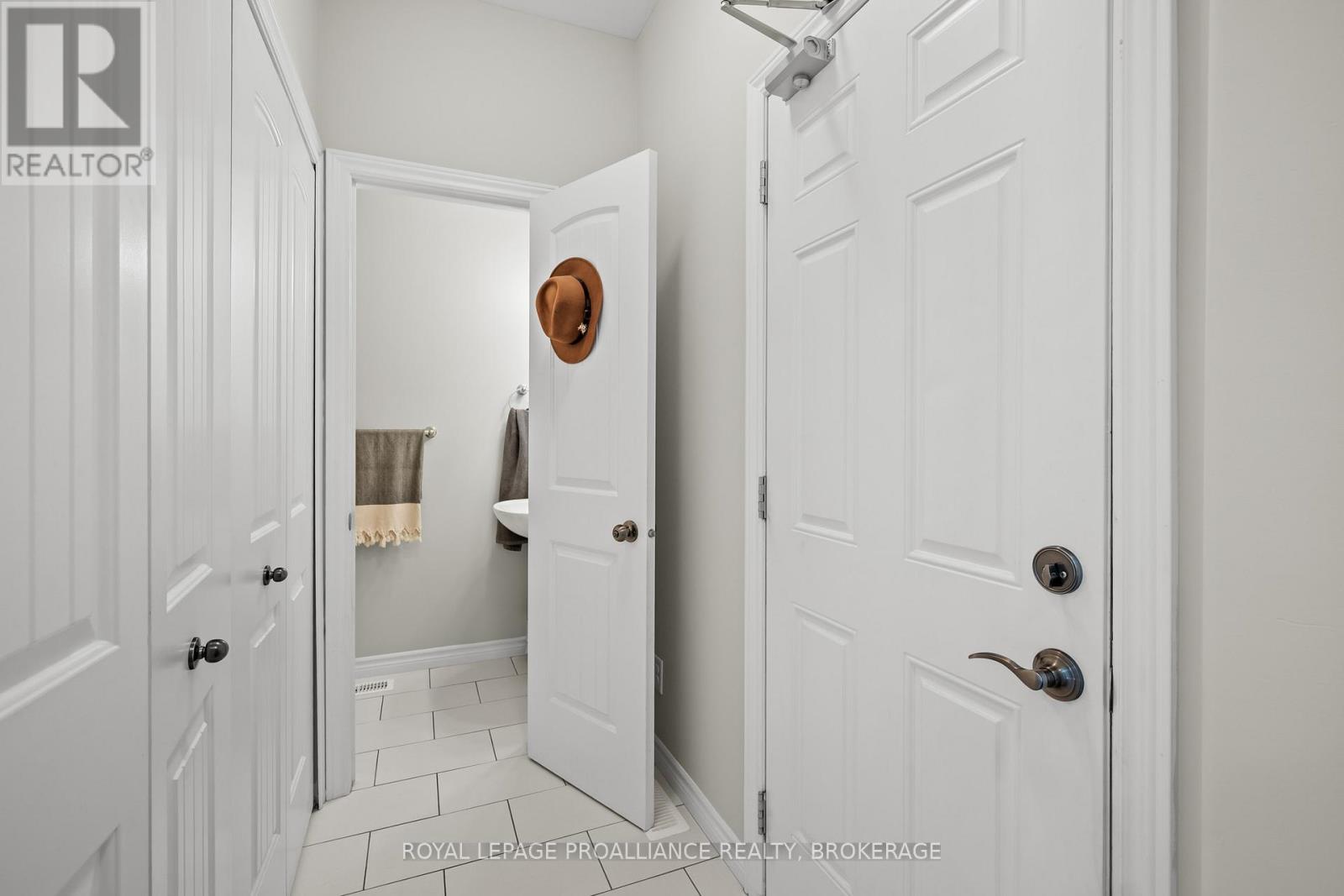 927 Blossom Street, Kingston, Ontario  K7P 0N2 - Photo 5 - X12439747