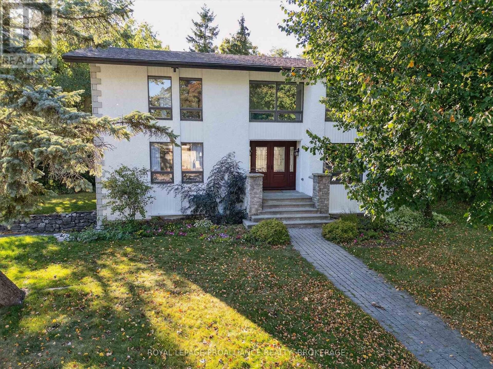 202 Alwington Place, Kingston, Ontario  K7L 4P8 - Photo 2 - X12442212